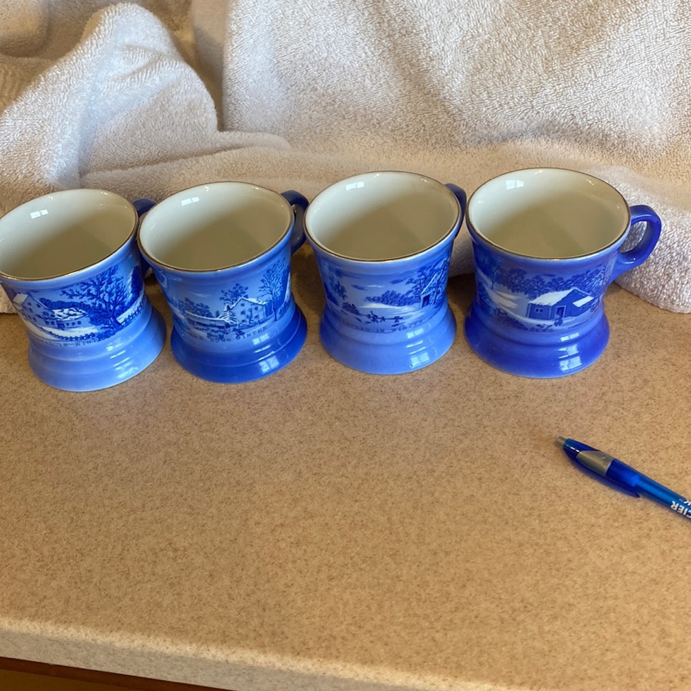 Vintage Currier and Ives set of 4 mugs. Like new. Winter scents. Gold rim